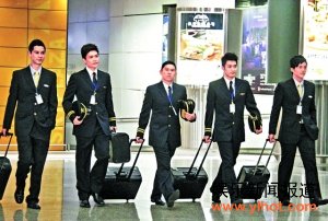 　周志康（左二）、 欧阳靖（中）和翟威廉（右二）等扮演年轻机师，但欧阳靖的身形明显吃亏。